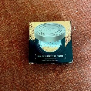 Smashbox Halo Powder new in box. Light/Medium